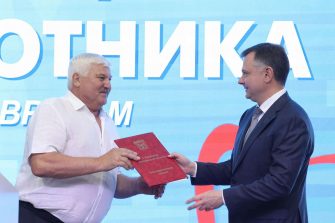 Юрий Слюсарь поздравил медицинских работников с их профессиональным праздником