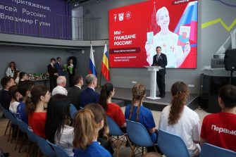В День России Юрий Слюсарь вручил паспорта молодым жителям Дона