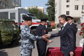 Юрий Слюсарь передал Росгвардии новые внедорожники, оборудованные для защиты неба в Ростовской области