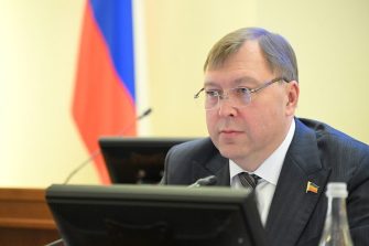 При поддержке депутатов «Единой России» принят областной закон, направленный на решение проблемы нехватки медицинских работников в сельской местности.