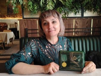 Учитель химии и биологии Вяжинской школы Кашарского района Татьяна Михайловна Шевченко приняла участие в региональном конкурсе учительского мастерства и награждена золотой медалью «Заслуженный учитель Дона».