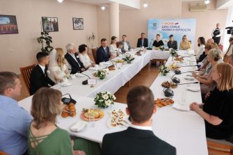 100 тысяч рублей получат молодые родители на Дону