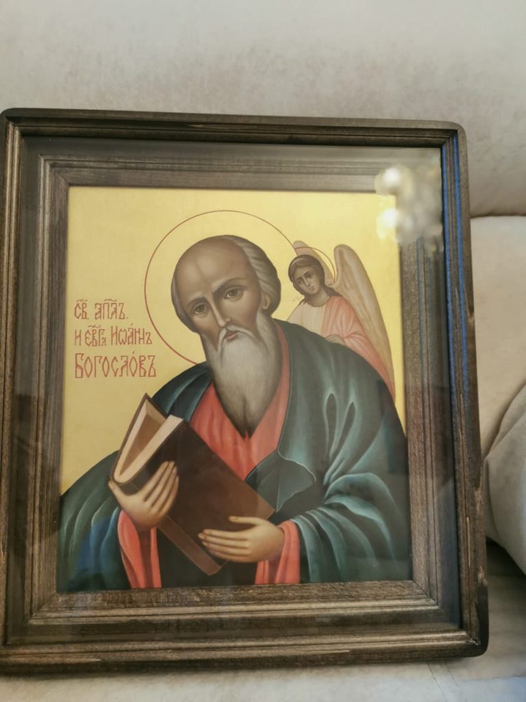 Подарили рукописную икону апостола Иоанна Богослова храму в Кашарах