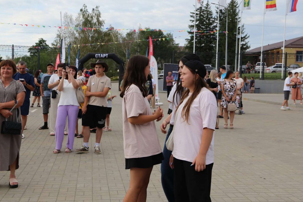 В Каменке впервые стартовала серия забегов по пересеченной местности «Светлый DON SPACE TRAIL»