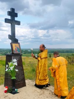 В селе Верхнегреково освятили поклонный крест