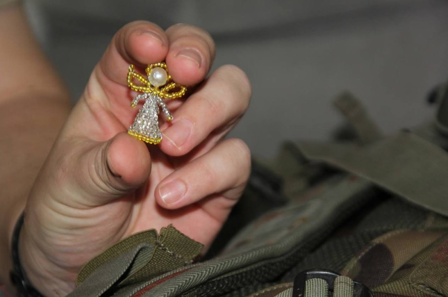 Боец СВО ищет девятилетнюю школьницу, которая из бисера сплела ему ангела-хранителя
