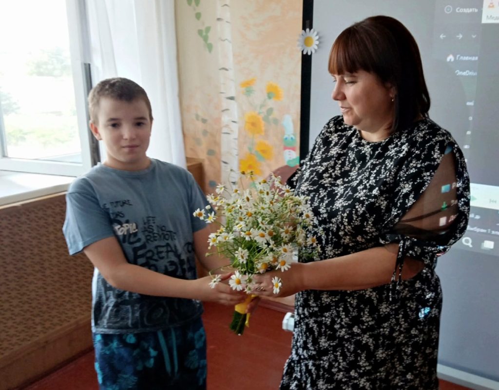 В социально-реабилитационном центре для несовершеннолетних Кашарского района состоялась встреча с матерью участника СВО Натальей Владимировной Мащенко.