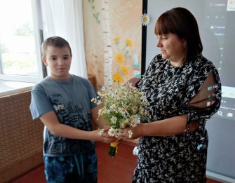 В социально-реабилитационном центре для несовершеннолетних Кашарского района состоялась встреча с матерью участника СВО Натальей Владимировной Мащенко.