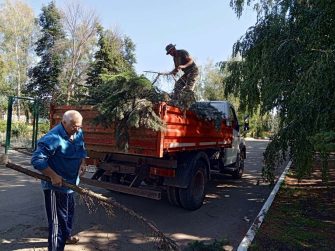 В Кашарах организовали субботник по благоустройству территории