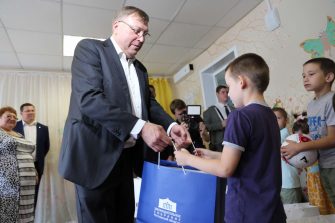 Детство с улыбками и подарками: А.В. Ищенко побывал в Кашарском районе