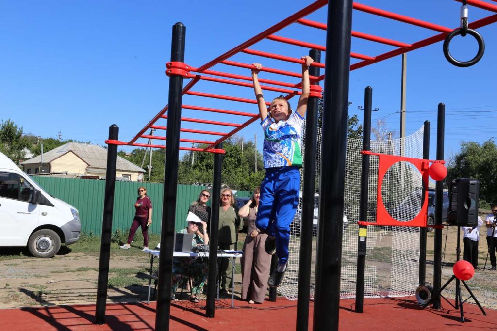 В Кашарах состоялось торжественное открытие современной, многофункциональной спортивной площадки