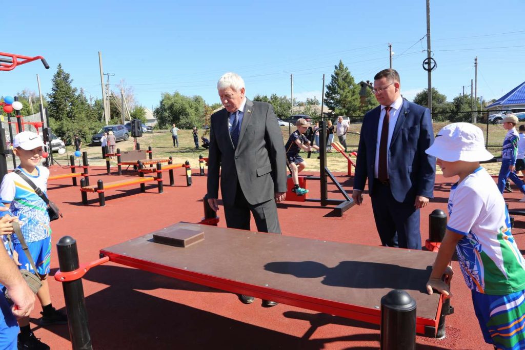 В Кашарах состоялось торжественное открытие современной, многофункциональной спортивной площадки