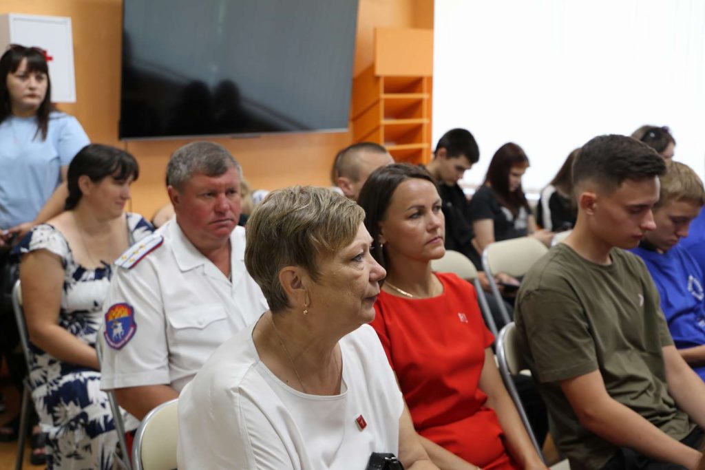 Встреча в Кашарской библиотеке объединила волонтеров и представителей власти