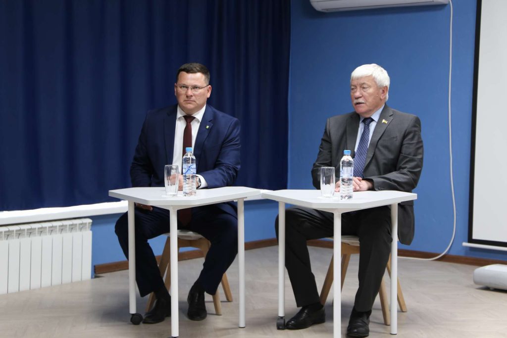 Встреча в Кашарской библиотеке объединила волонтеров и представителей власти