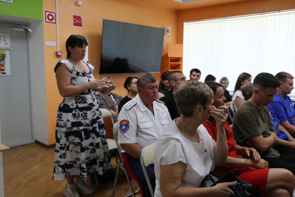 Встреча в Кашарской библиотеке объединила волонтеров и представителей власти