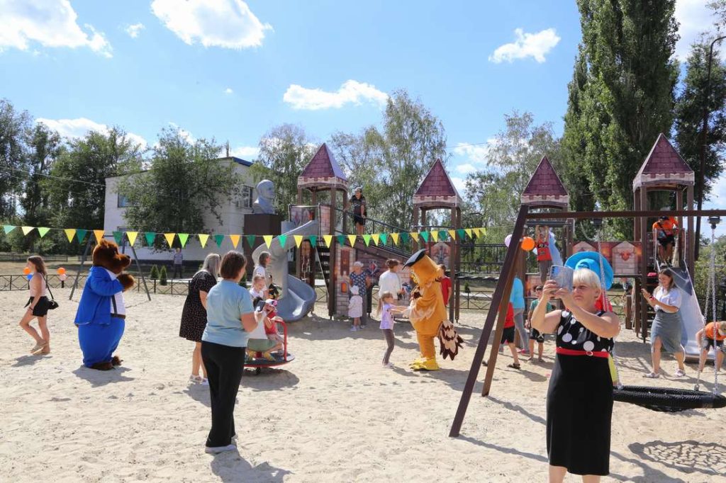 Мир игр и фантазий: в Россоши появилась новая детская площадка