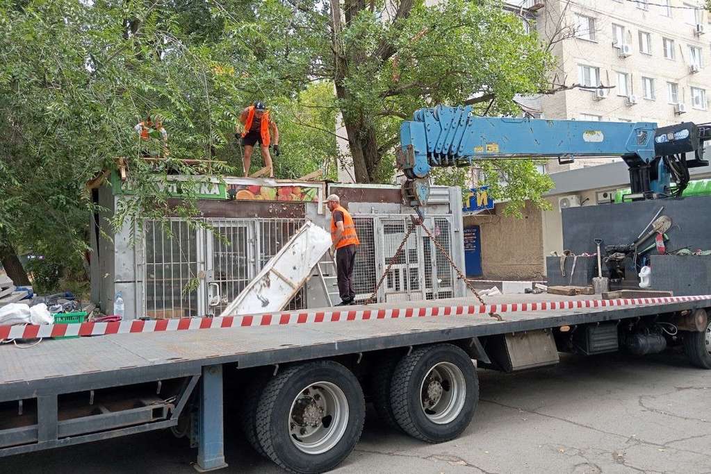 На Дону приступили к сносу незаконных торговых объектов