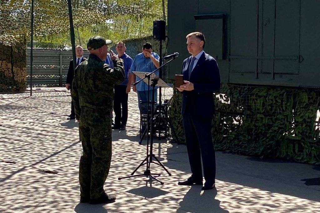 Юрий Слюсарь передал военнослужащим очередную партию средств радиоэлектронной борьбы и связи