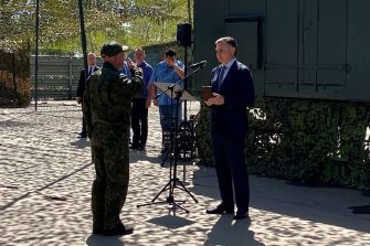 Юрий Слюсарь передал военнослужащим очередную партию средств радиоэлектронной борьбы и связи