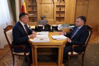 Губернатор поручил начать ремонт школы в Кашарском районе