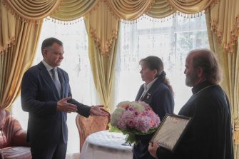 Юрий Слюсарь наградил орденом «Мать-героиня» жительницу из Ростова-на-Дону