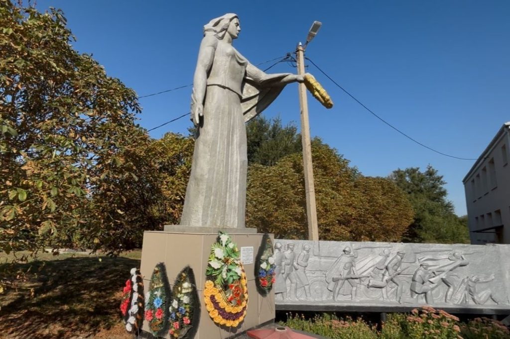 Памятник "Родина-Мать" в сл. Верхнемакеевка Кашарского района