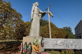Памятник "Родина-Мать" в сл. Верхнемакеевка Кашарского района