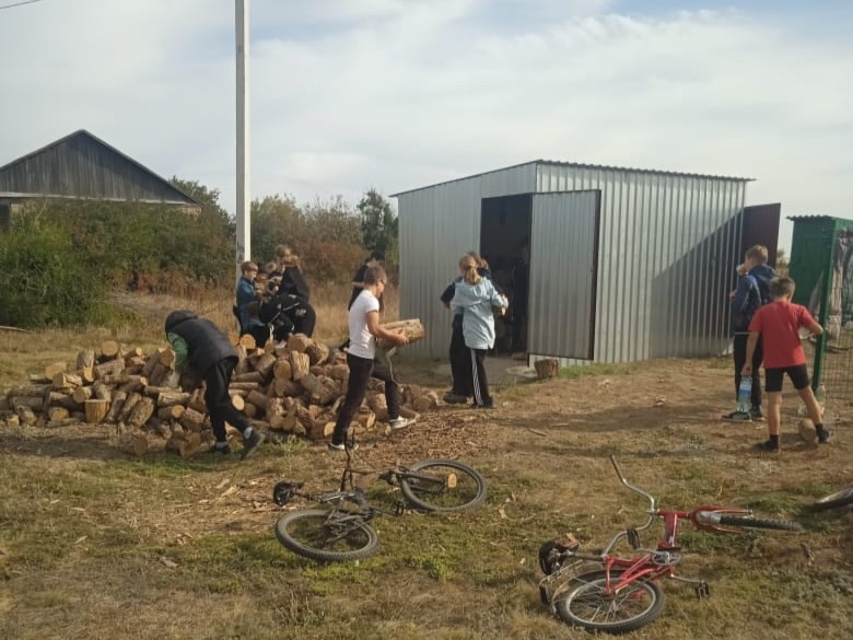 Пономаревские ученики помогли храму Архистратига Михаила с заготовкой дров