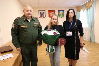 Торжественная церемония вручения ордена Мужества жене погибшего Анастасии Юрьевне и дочери Валерии состоялась в здании администрации Кашарского района