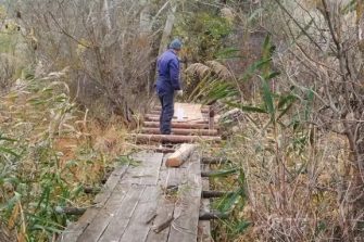 Местные жители самостоятельно привезли доски и отремонтировали обветшавшую кладку, за что получили благодарность администрации и поддержку односельчан.