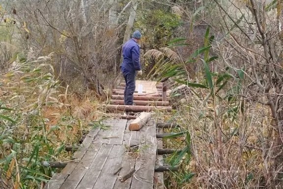 Местные жители самостоятельно привезли доски и отремонтировали обветшавшую кладку, за что получили благодарность администрации и поддержку односельчан.