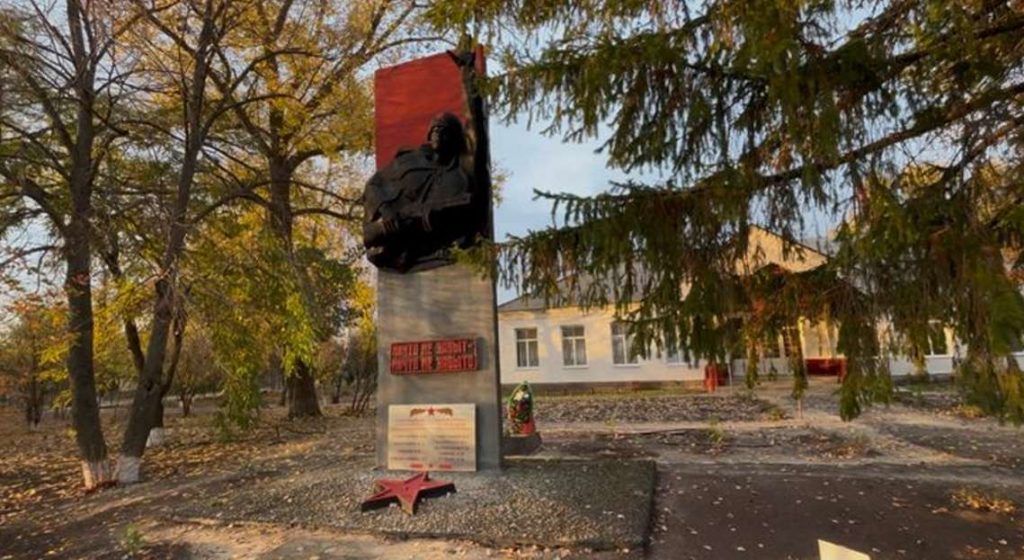 Памятник-стела участникам Великой Отечественной войны с. Усть-Мечетка