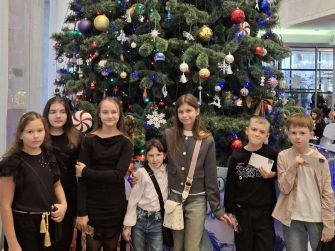 7 юных жителей Кашарского района стали счастливчиками, побывав на губернаторской ёлке