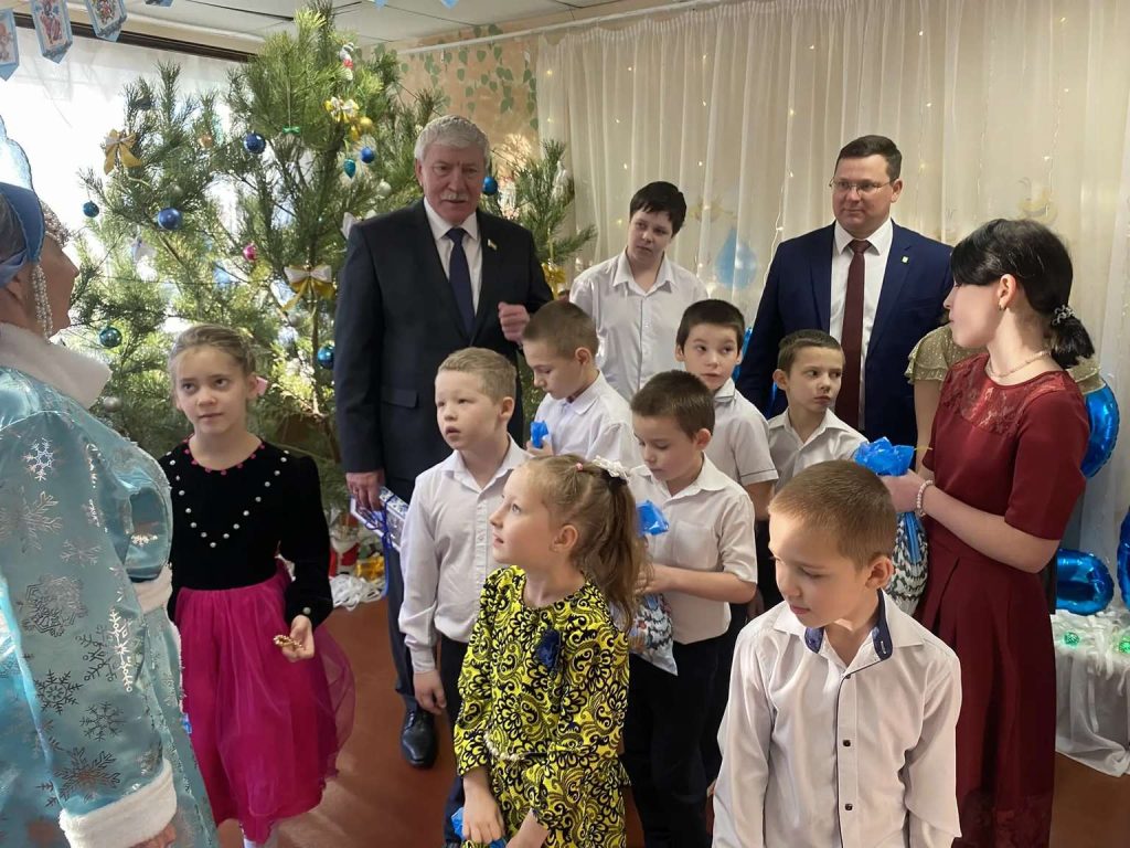 Частичка тепла: воспитанники СРЦ получили новогодние подарки от депутата Заксобрания и главы района