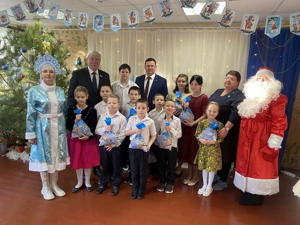 Частичка тепла: воспитанники СРЦ получили новогодние подарки от депутата Заксобрания и главы района
