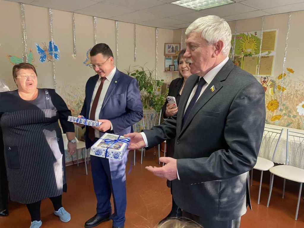 Частичка тепла: воспитанники СРЦ получили новогодние подарки от депутата Заксобрания и главы района