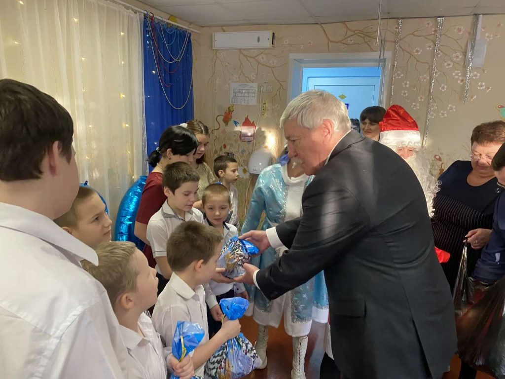 Частичка тепла: воспитанники СРЦ получили новогодние подарки от депутата Заксобрания и главы района