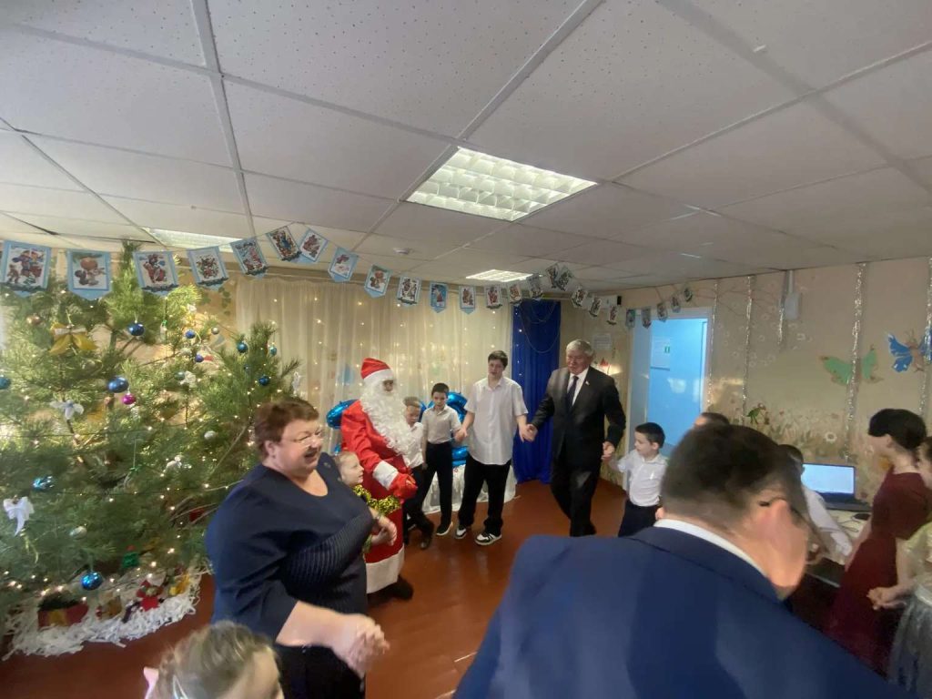 Частичка тепла: воспитанники СРЦ получили новогодние подарки от депутата Заксобрания и главы района