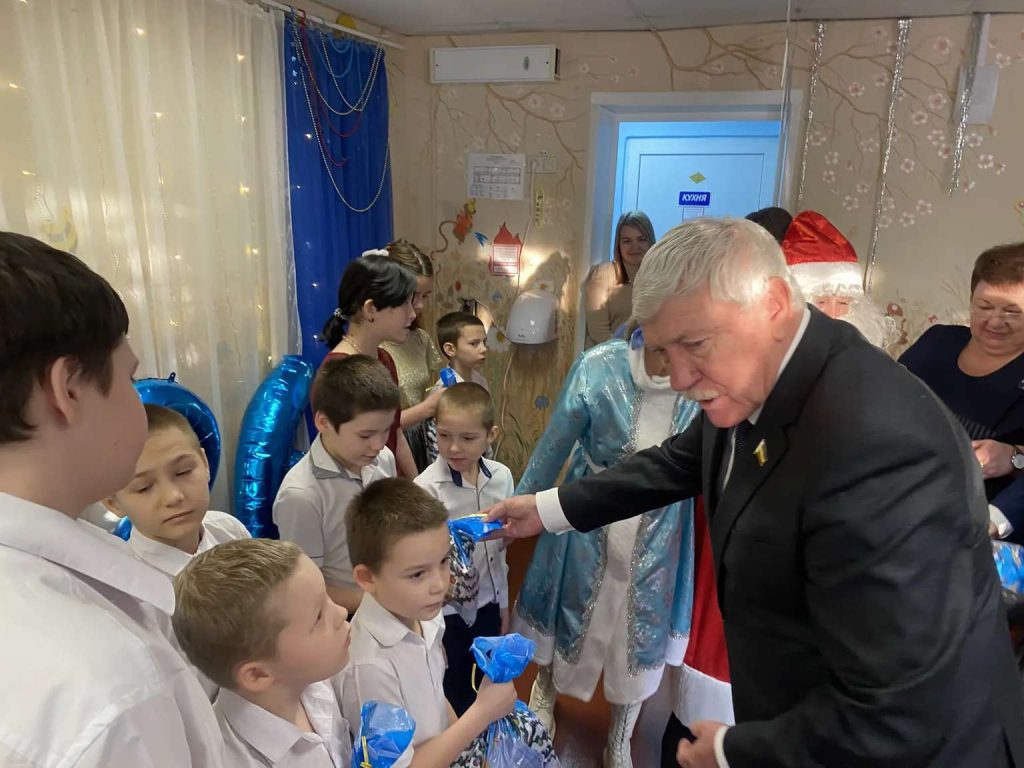 Частичка тепла: воспитанники СРЦ получили новогодние подарки от депутата Заксобрания и главы района