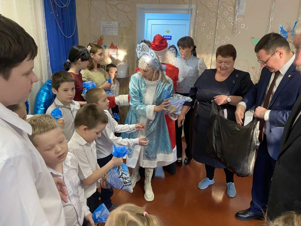 Частичка тепла: воспитанники СРЦ получили новогодние подарки от депутата Заксобрания и главы района