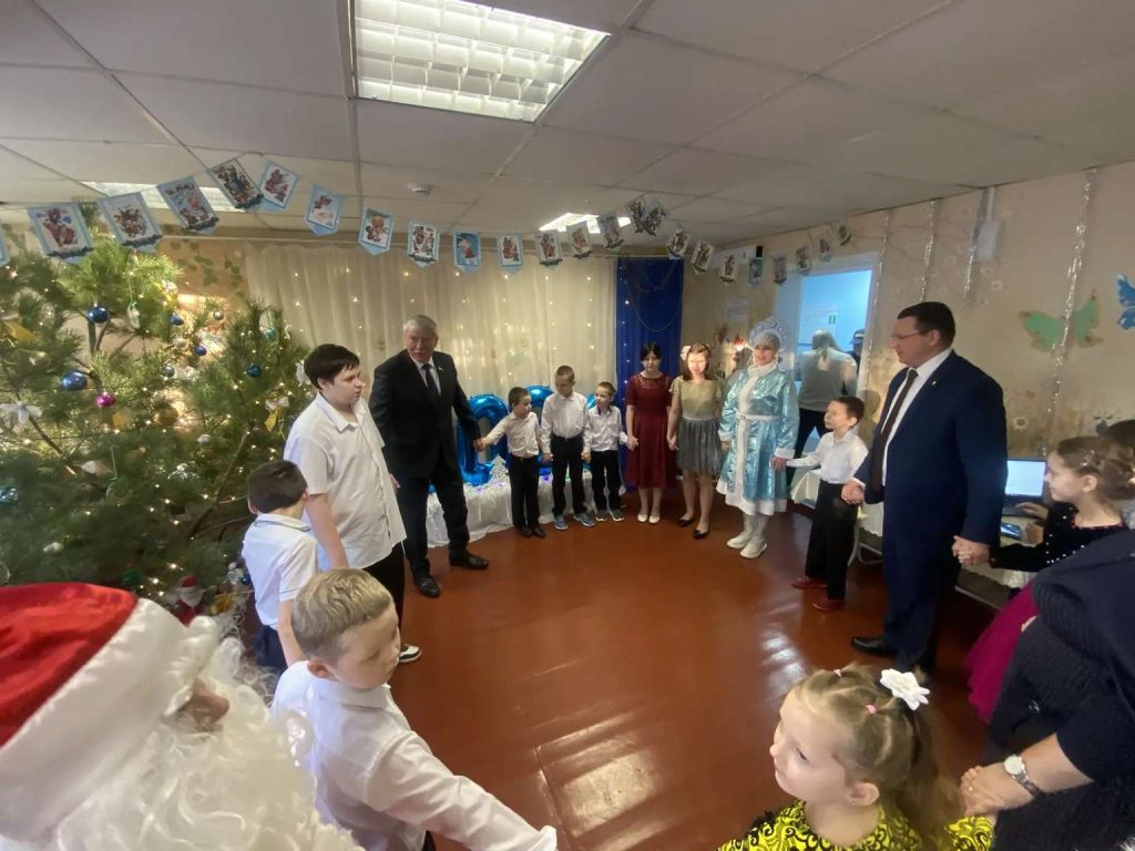 Частичка тепла: воспитанники СРЦ получили новогодние подарки от депутата Заксобрания и главы района