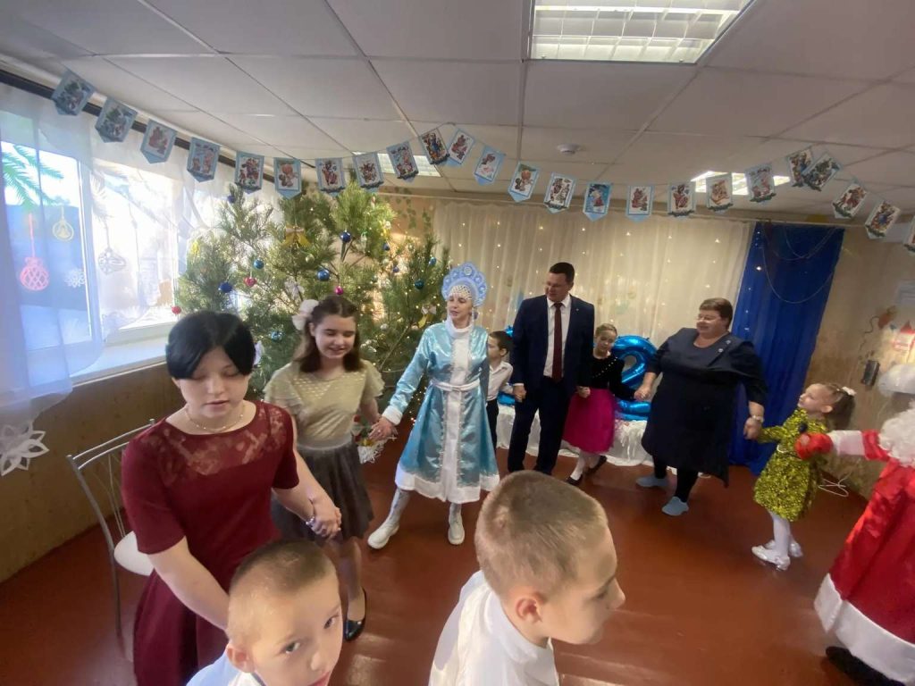 Частичка тепла: воспитанники СРЦ получили новогодние подарки от депутата Заксобрания и главы района