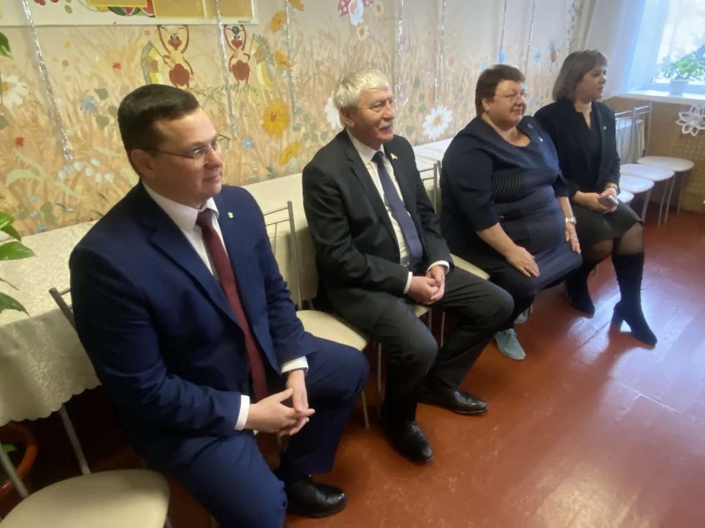 Частичка тепла: воспитанники СРЦ получили новогодние подарки от депутата Заксобрания и главы района