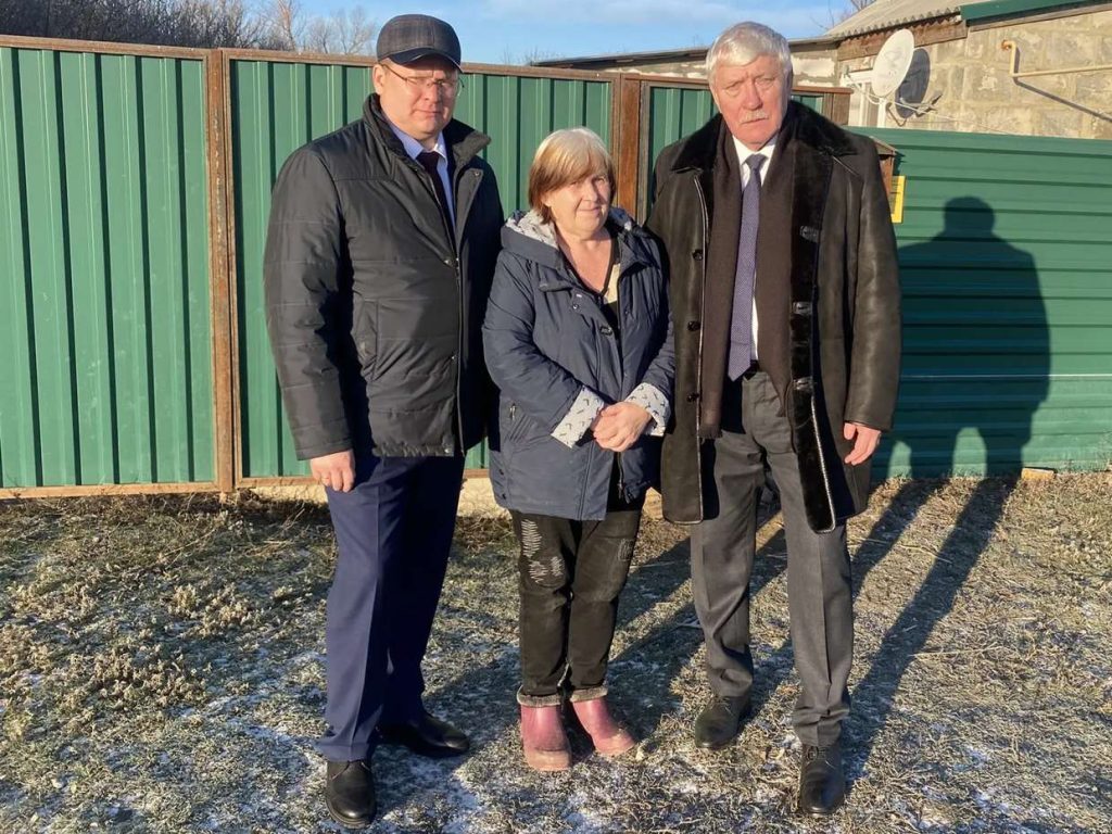 депутат Законодательного Собрания Ростовской области В.Н. Василенко в сопровождении главы администрации Кашарского района С.А. Смирнова посетил мать Героя России Алексея Иванова.