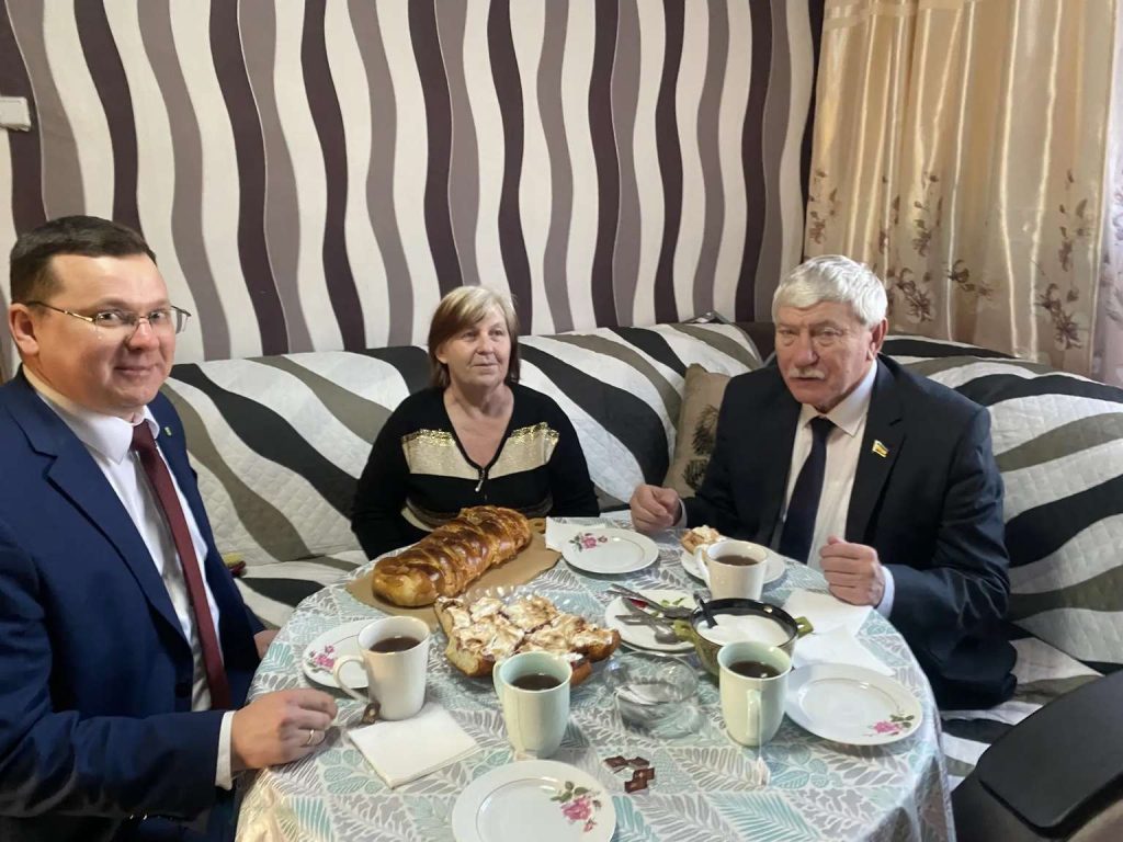 депутат Законодательного Собрания Ростовской области В.Н. Василенко в сопровождении главы администрации Кашарского района С.А. Смирнова посетил мать Героя России Алексея Иванова.