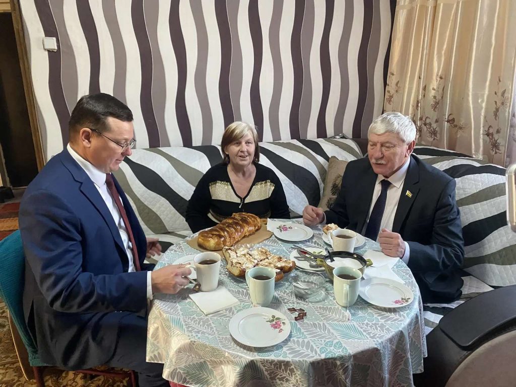 депутат Законодательного Собрания Ростовской области В.Н. Василенко в сопровождении главы администрации Кашарского района С.А. Смирнова посетил мать Героя России Алексея Иванова.