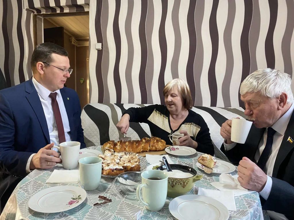 депутат Законодательного Собрания Ростовской области В.Н. Василенко в сопровождении главы администрации Кашарского района С.А. Смирнова посетил мать Героя России Алексея Иванова.