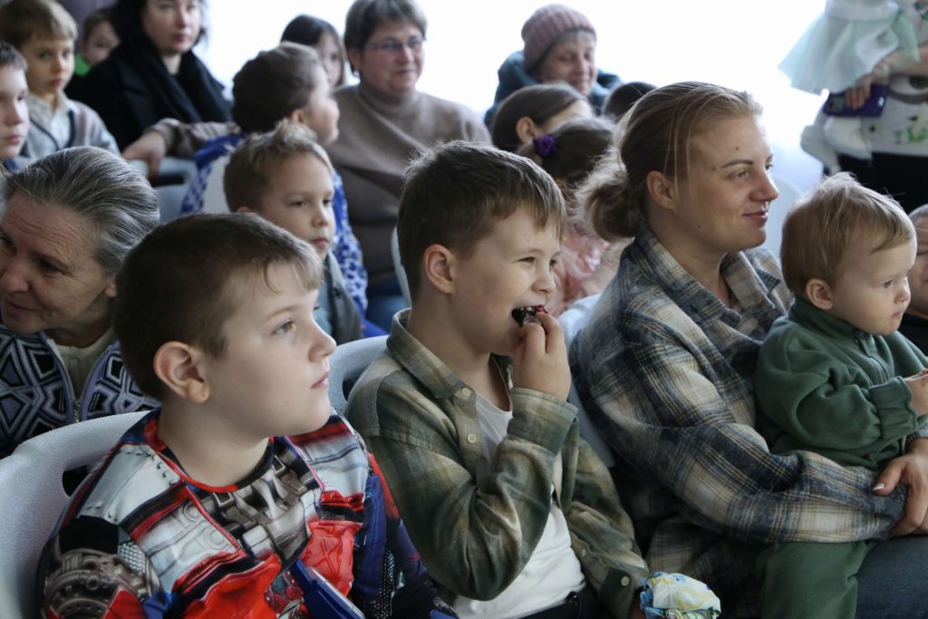 Праздник волшебства: в Кашарском РДК прошла традиционная Ёлка главы для детей