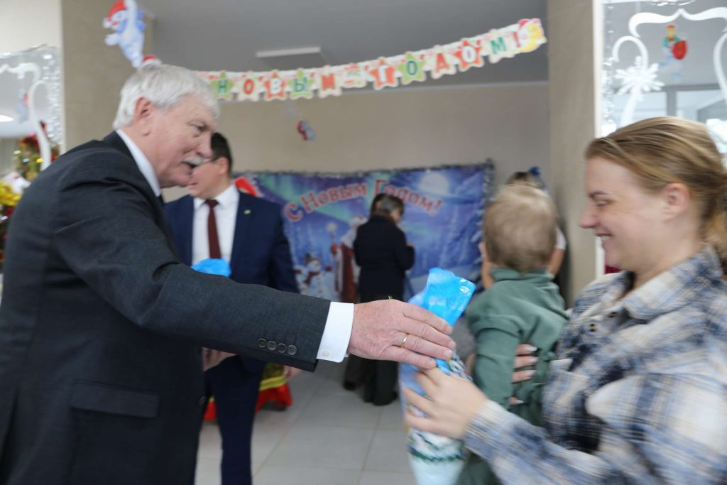 Праздник волшебства: в Кашарском РДК прошла традиционная Ёлка главы для детей