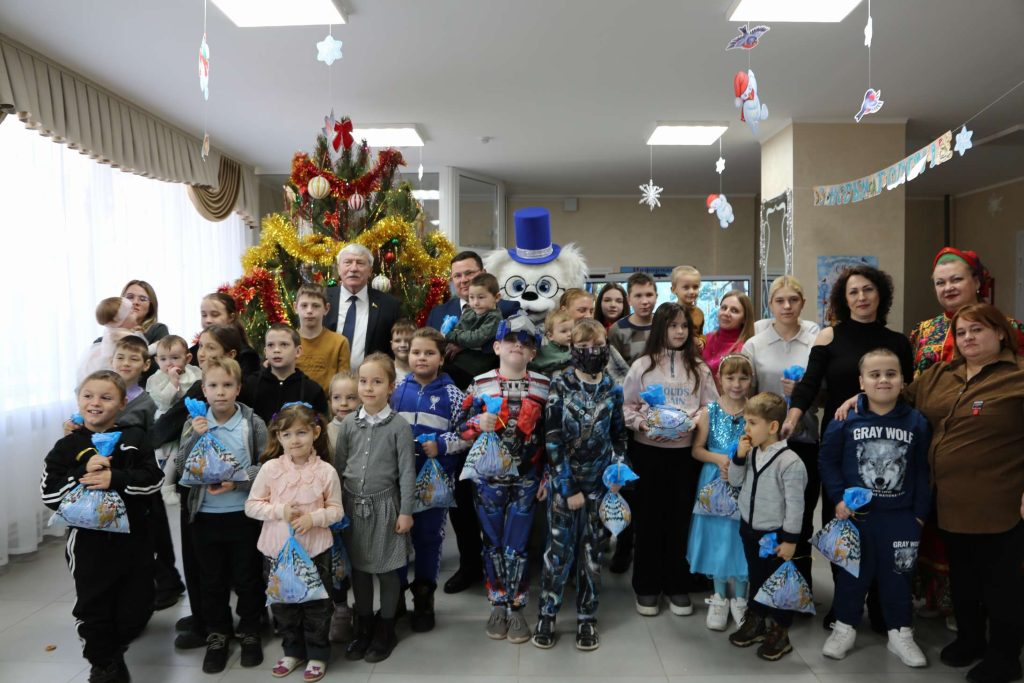 Праздник волшебства: в Кашарском РДК прошла традиционная Ёлка главы для детей